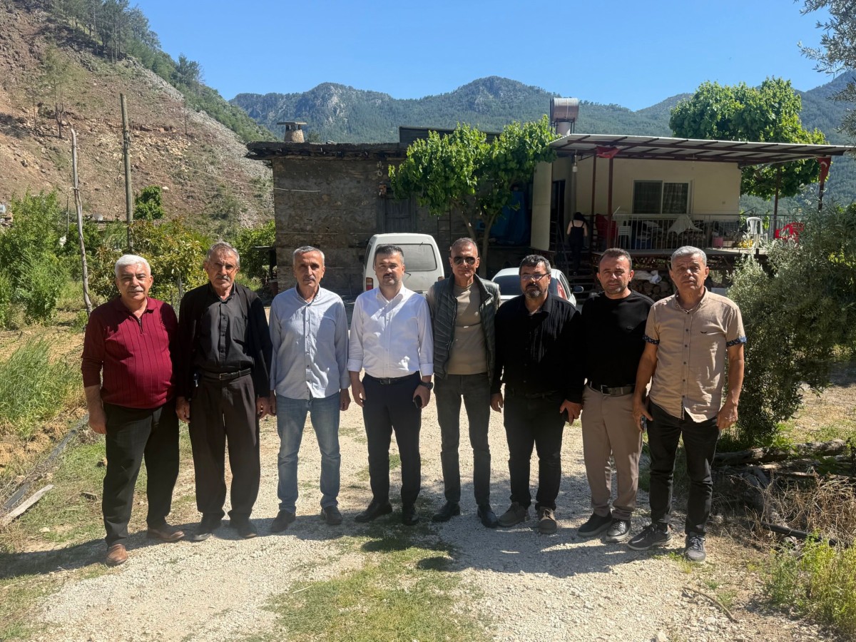 MHP Heyetinden Anlamlı Ziyaret: Şehit Kabri Başında Dua, Göndere Yeni Bayrak..