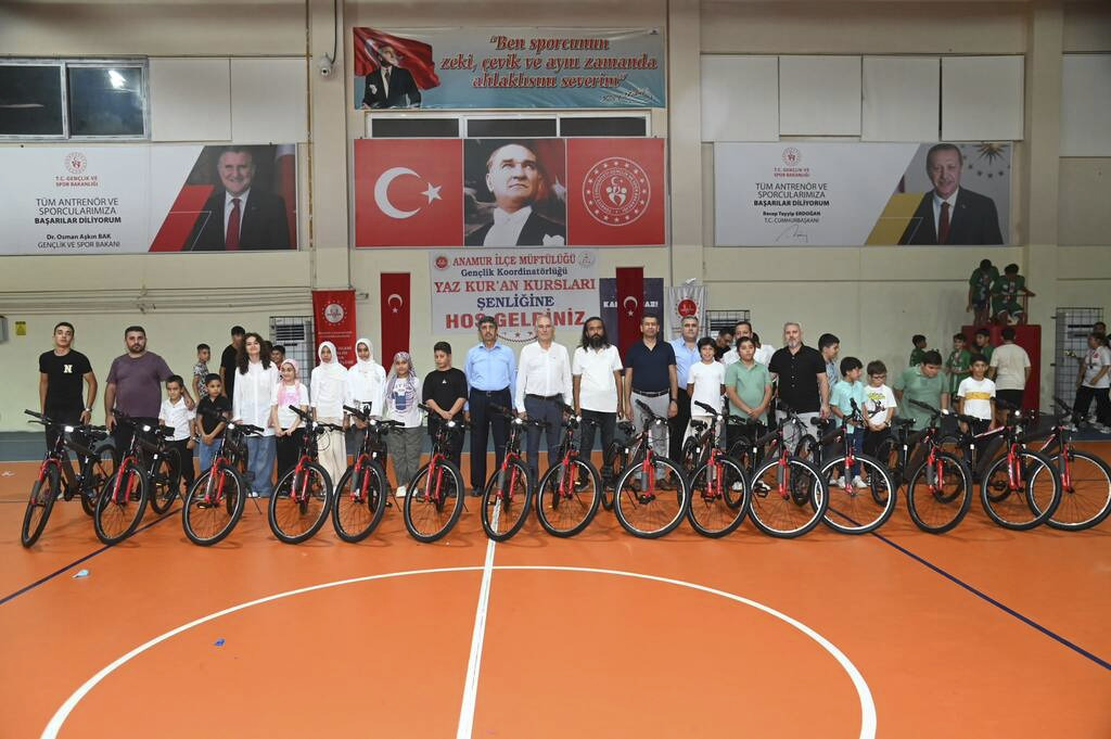Anamur’da 40 Gün Sabah Namazını Camide Kılan Öğrenciler Bisikletle Ödüllendirildi